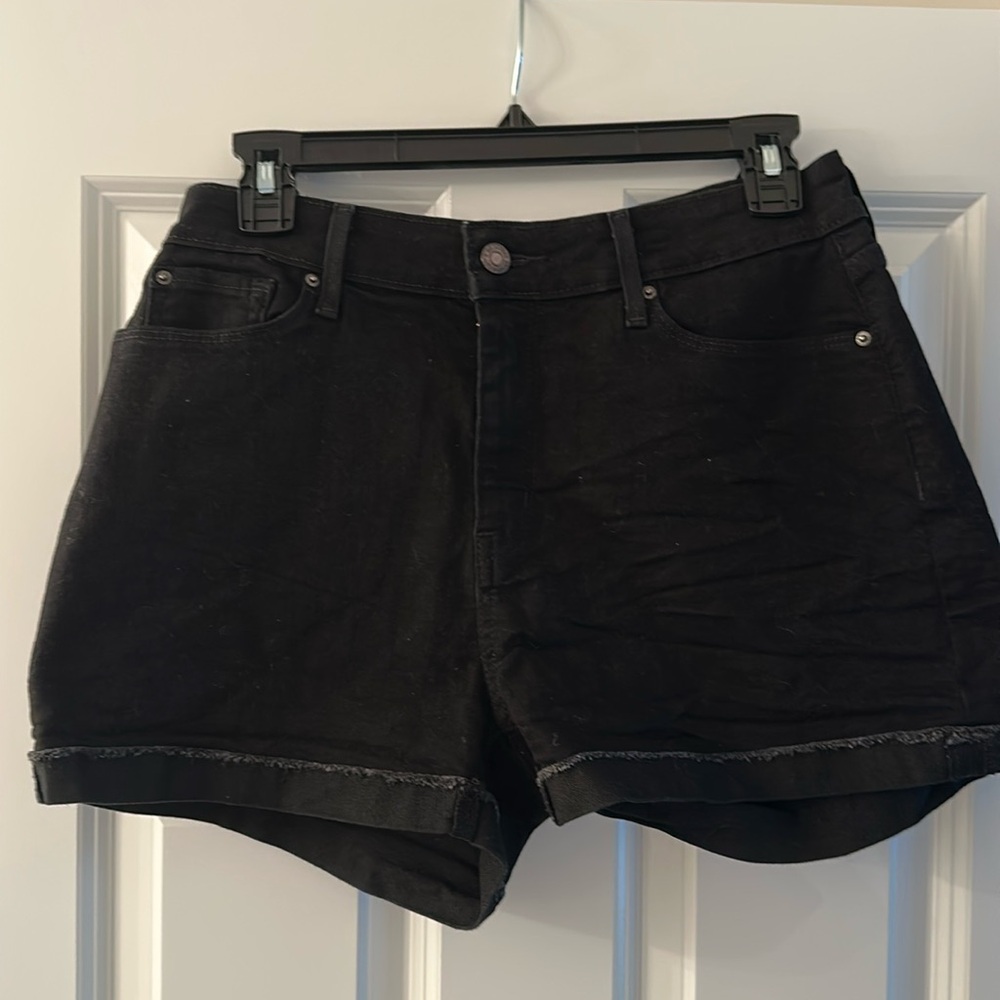 Black Levi’s shorts